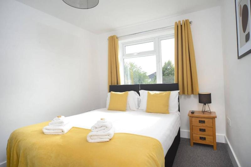 Stylish and spacious Southampton stay - image 17