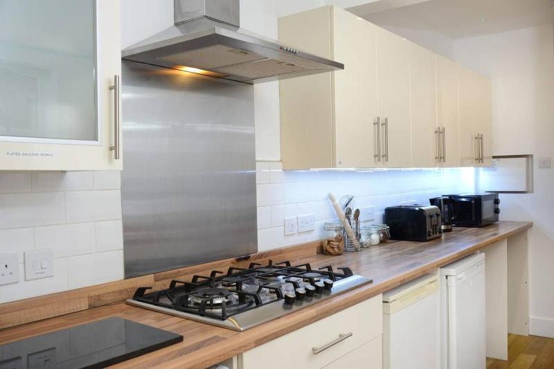 Stylish and spacious Southampton stay - image 20