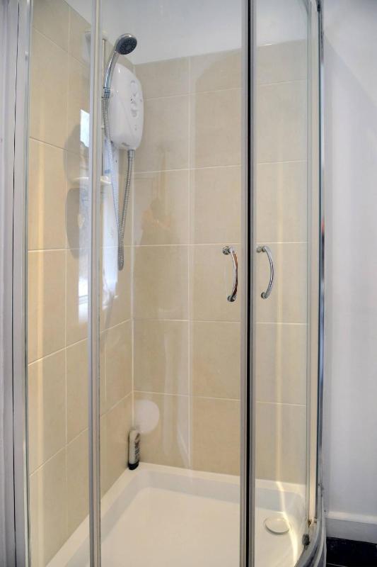 Stylish and spacious Southampton stay - image 14