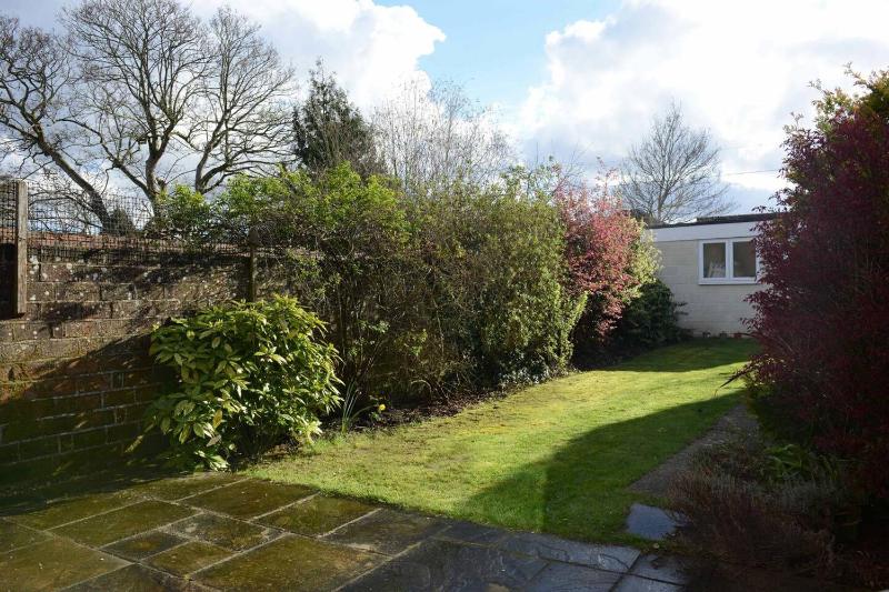 Stylish and spacious Southampton stay - image 27