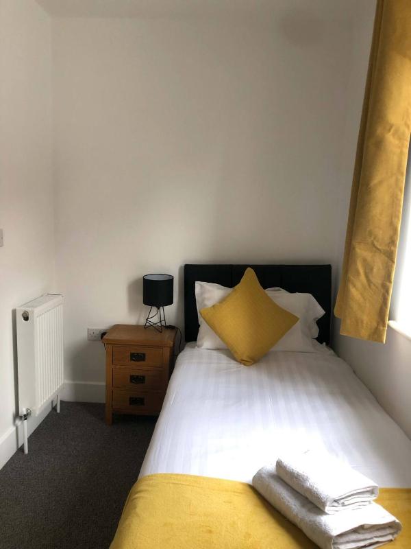 Stylish and spacious Southampton stay - image 12
