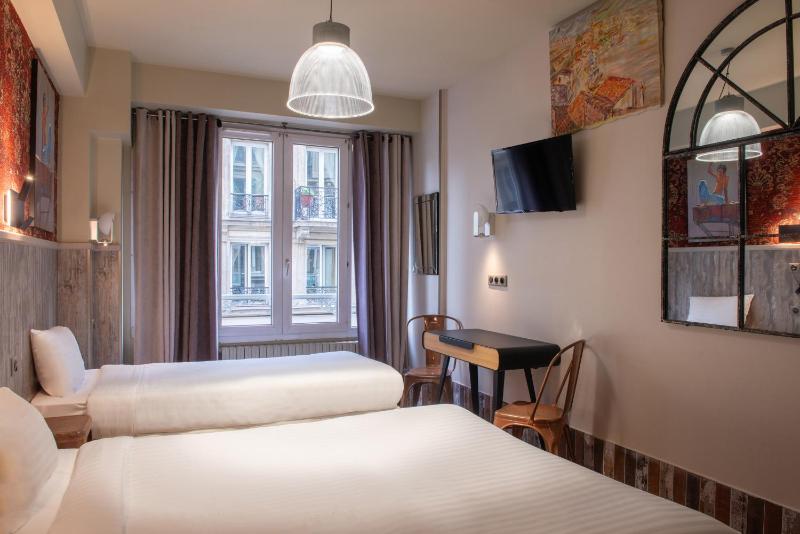 Triple Room (2 Adults + 1 Child) image 4