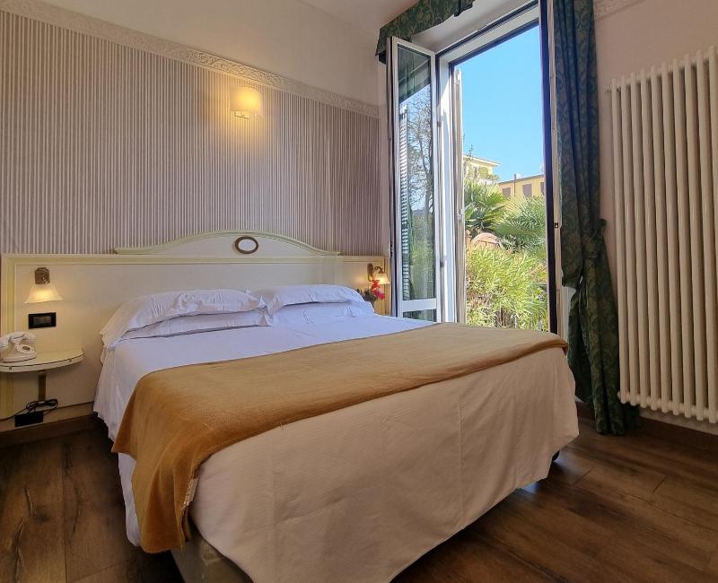 King Room with Garden View image 3