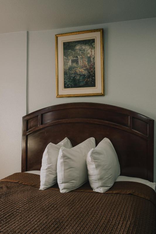 Queen Room image 3