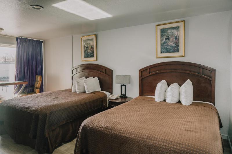 Queen Room with Two Queen Beds image 4