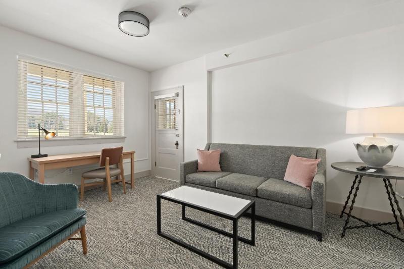 One-Bedroom King Suite with Balcony image 4