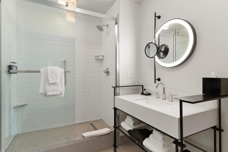 One-Bedroom King Suite with Sofa Bed image 3