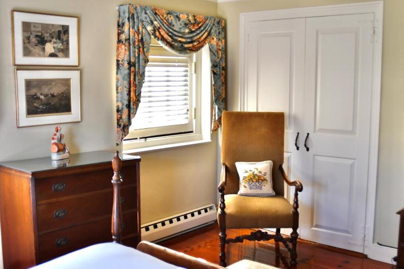 Queen Room image 2