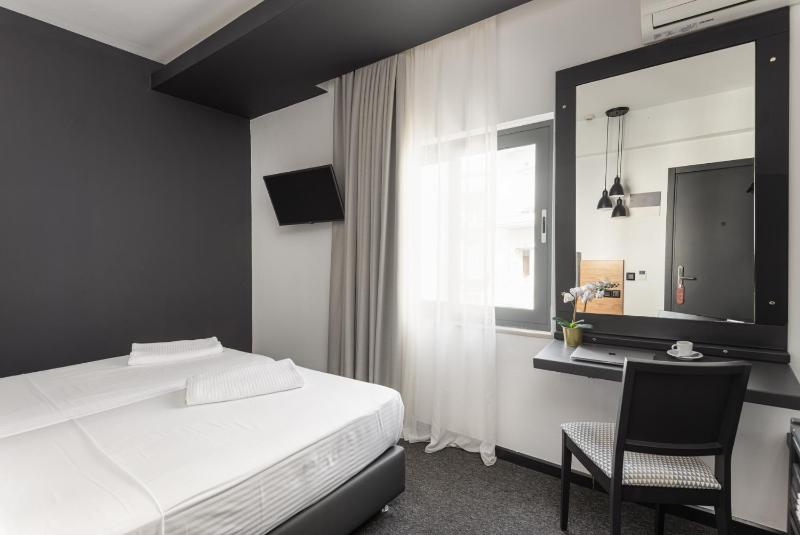 Standard Economy Room with Internal View image 4