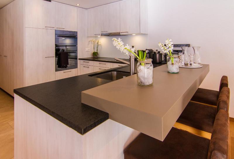 Deluxe Four-Bedroom Apartment with Sauna image 2