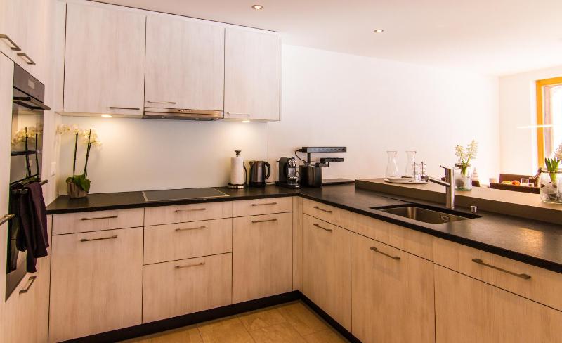 Deluxe Four-Bedroom Apartment with Sauna image 3