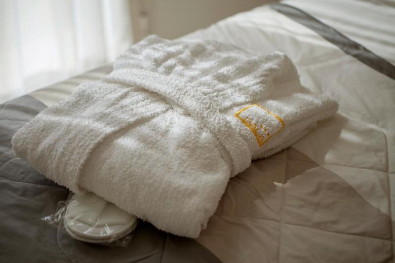 Deluxe Double or Twin Room image 3
