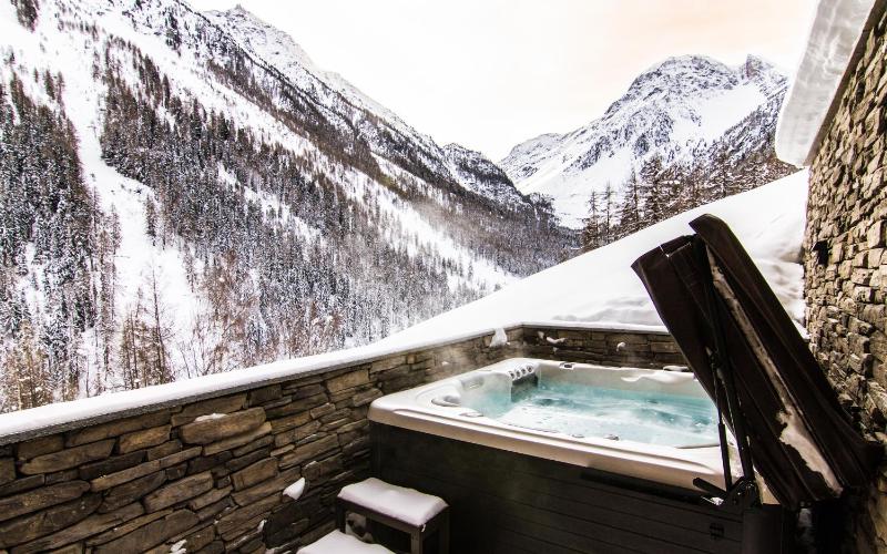 Luxury Three-Bedroom Apartment with Jacuzzi image 1