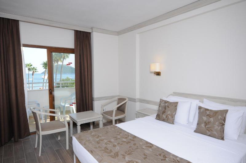 Standard Triple Room with Sea View image 2