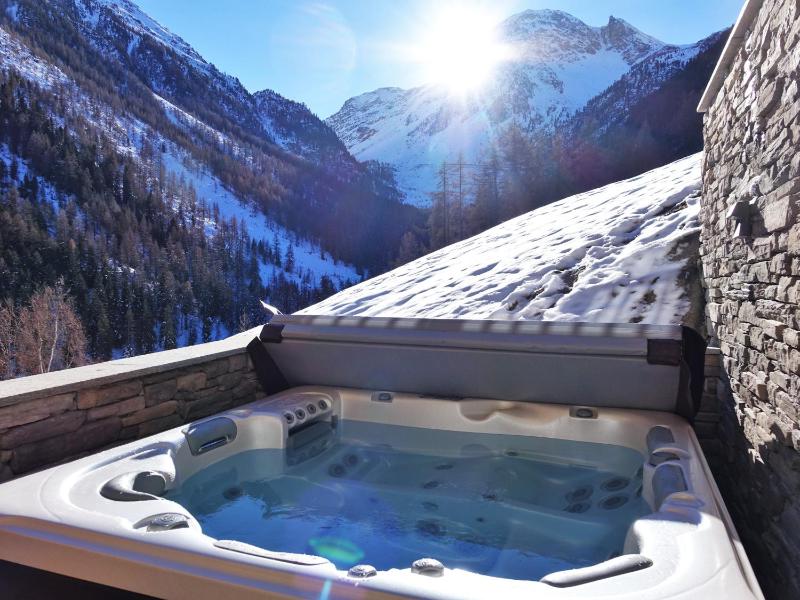 Luxury Three-Bedroom Apartment with Jacuzzi image 3