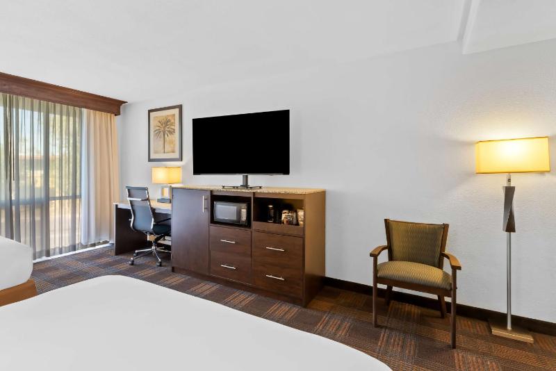 Deluxe Queen Room with Two Queen Beds image 4