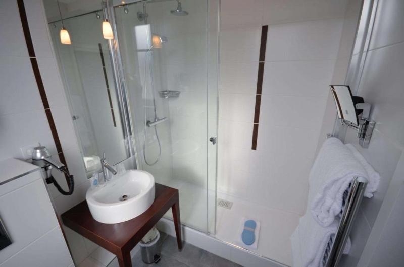 Standard Queen Room image 2