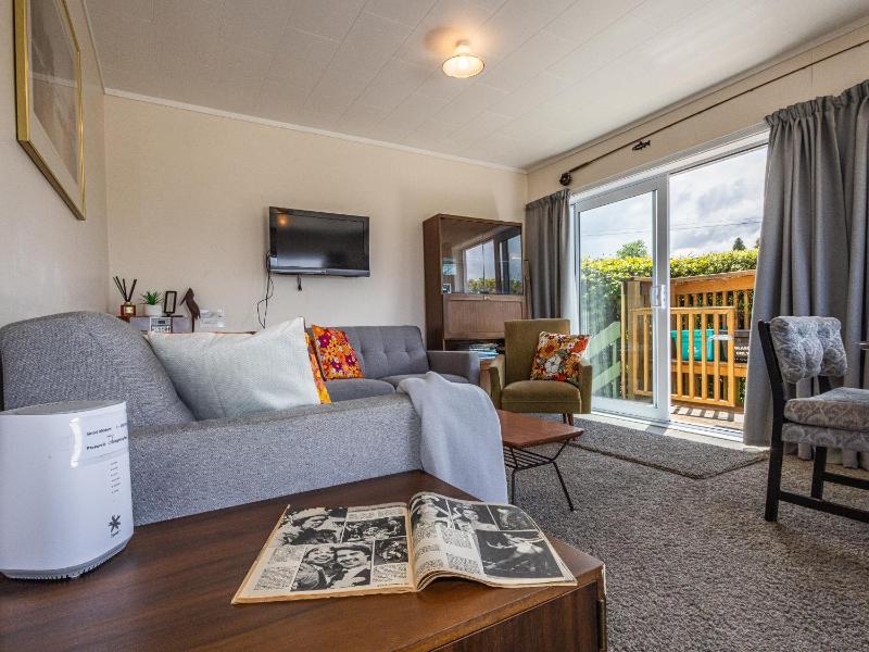 Central Riverside Retreat - Taupo Holiday Home - image 16