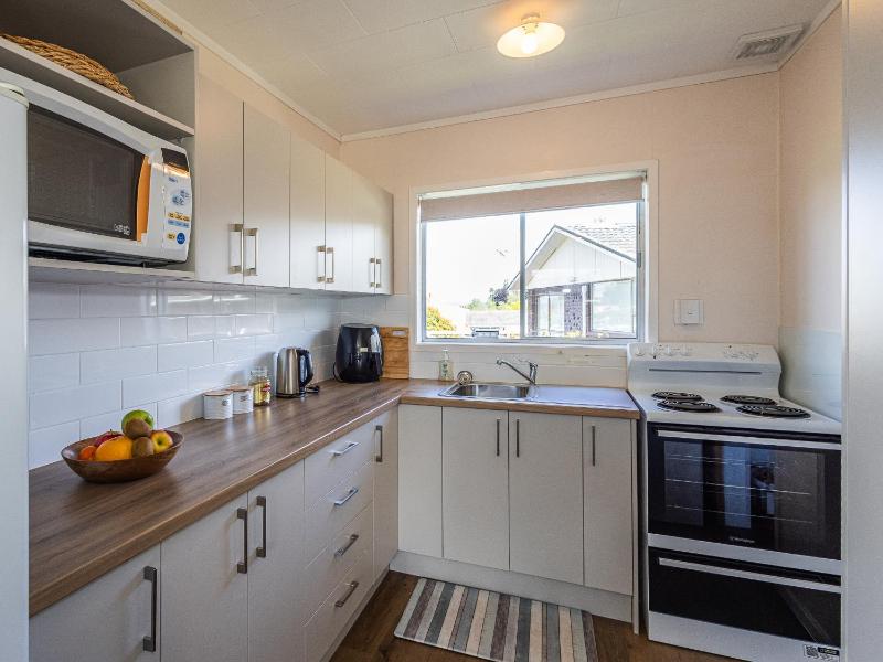 Central Riverside Retreat - Taupo Holiday Home - image 3