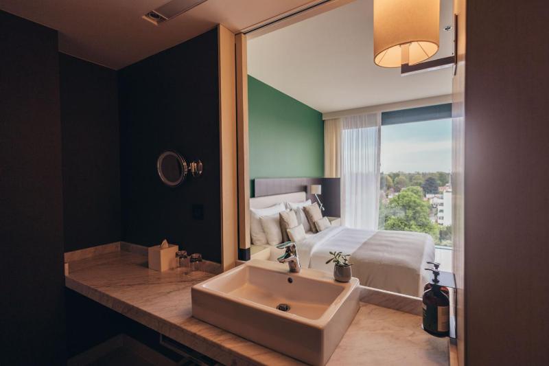 Premium King Room - Club Lounge Access image 4