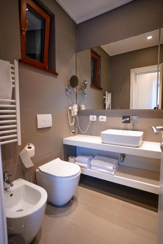 Deluxe Double Room with Balcony image 4