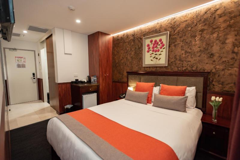 Queen Room image 4