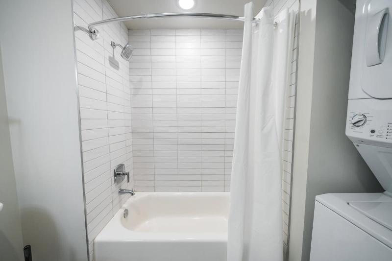 Bright and Modern Studio in Louisville # 106 - image 4