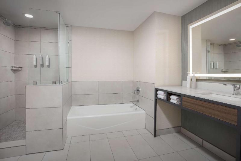 One-Bedroom King Suite - Hearing Access image 2