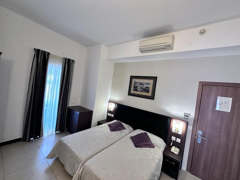 Double or Twin Room image 3