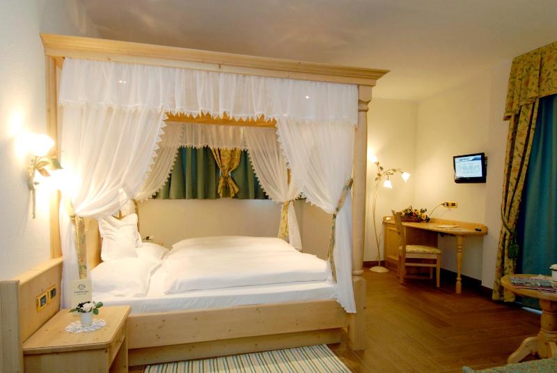 Deluxe Junior Suite with Terrace and Mountain View image 1