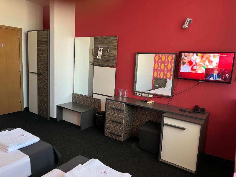 Twin Room image 3