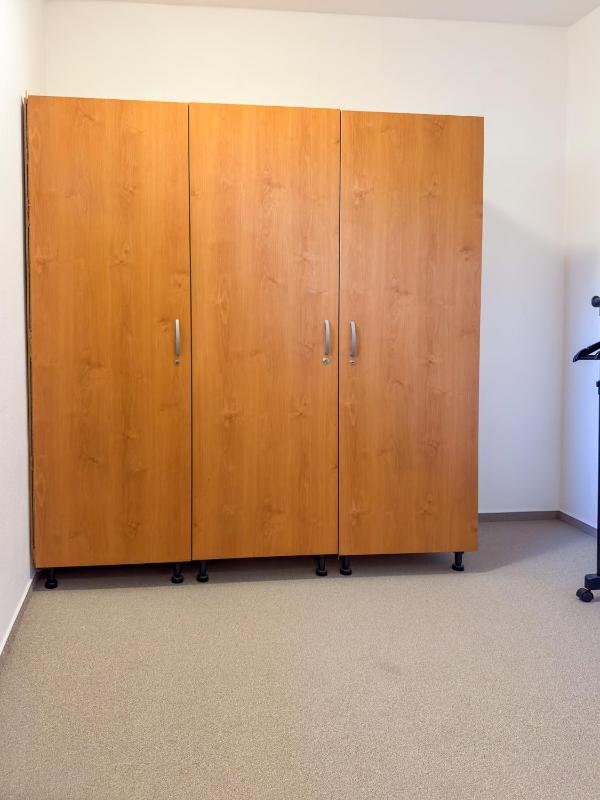 King Room with Roll-In Shower - Disability Access image 2