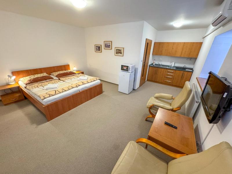 King Room with Roll-In Shower - Disability Access image 1