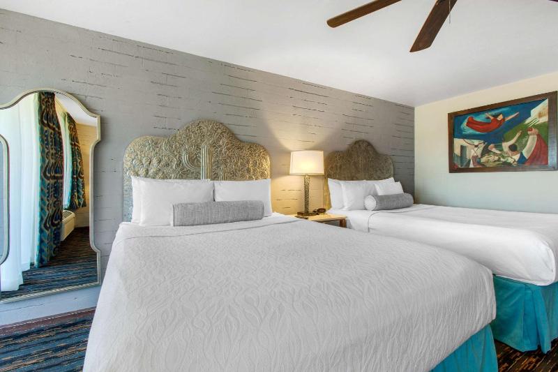 Queen Room with Two Queen Beds - Non-Smoking image 4