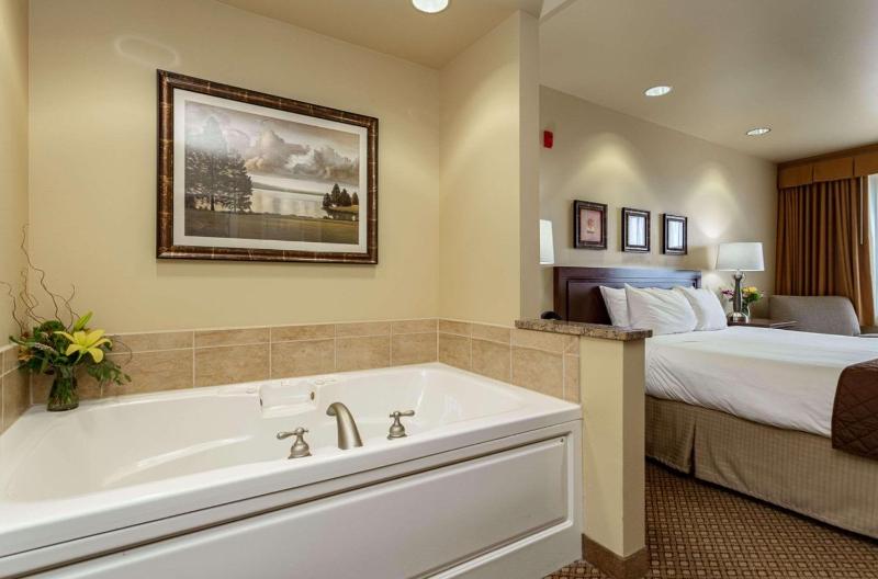 One-Bedroom King Suite with Whirlpool - Non-Smoking image 3