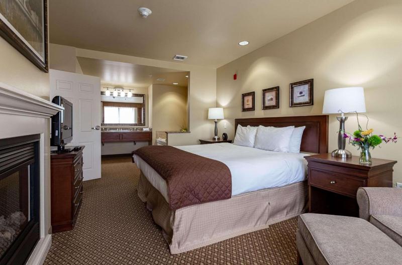 One-Bedroom King Suite with Whirlpool - Non-Smoking image 4
