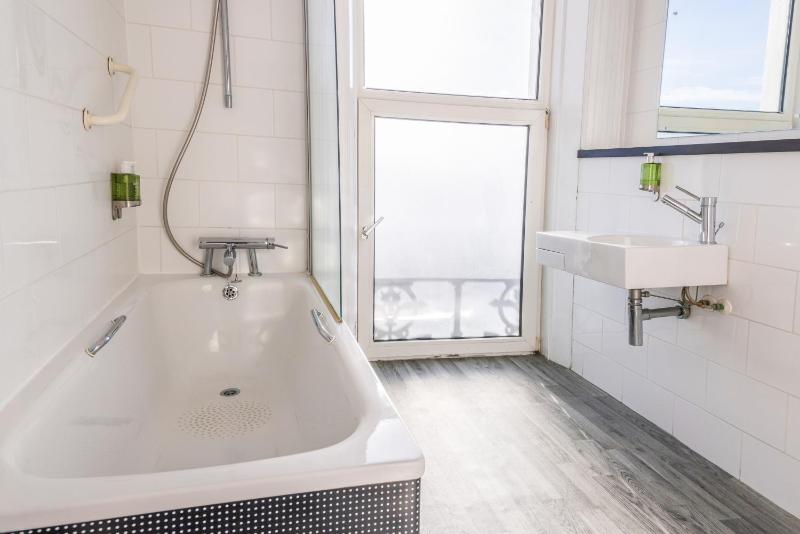 Standard King Room with Sea View image 3