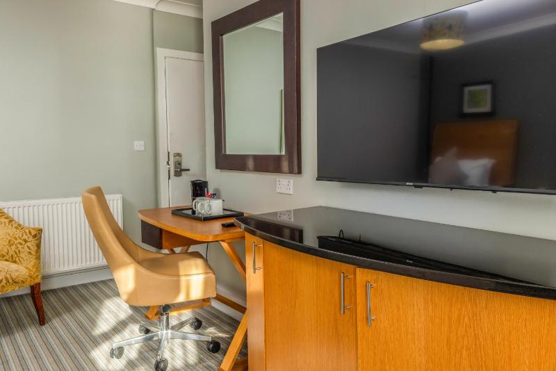 Suite with One King and One Single Bed with Sea View - Non-Smoking image 3