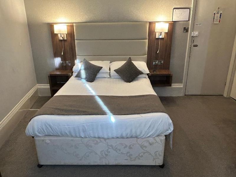 Double Room image 1