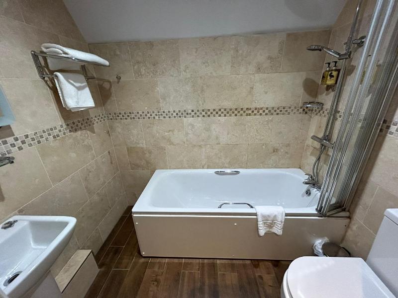 Double Room image 3
