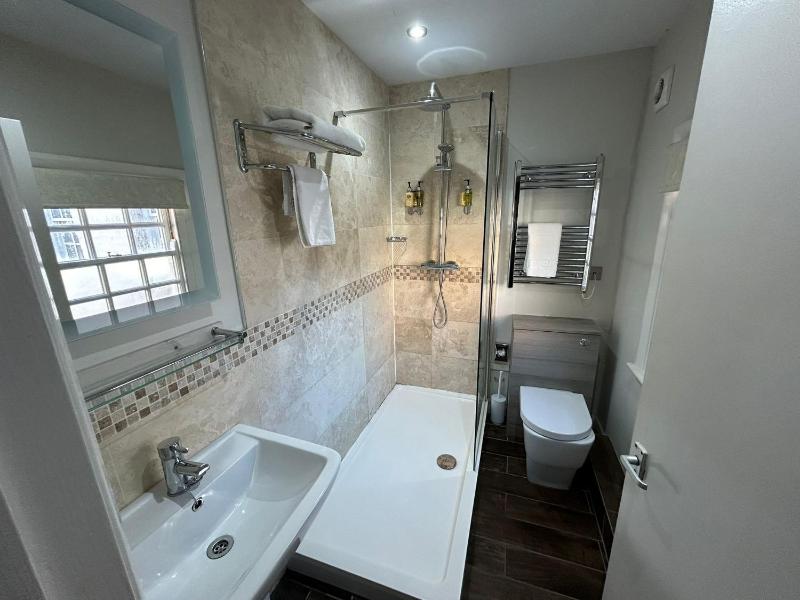Twin Room image 4
