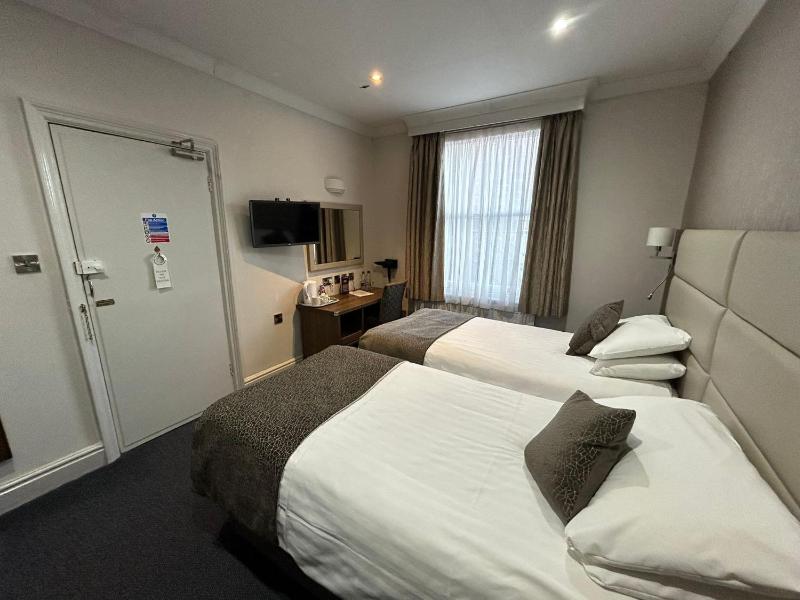 Twin Room image 2