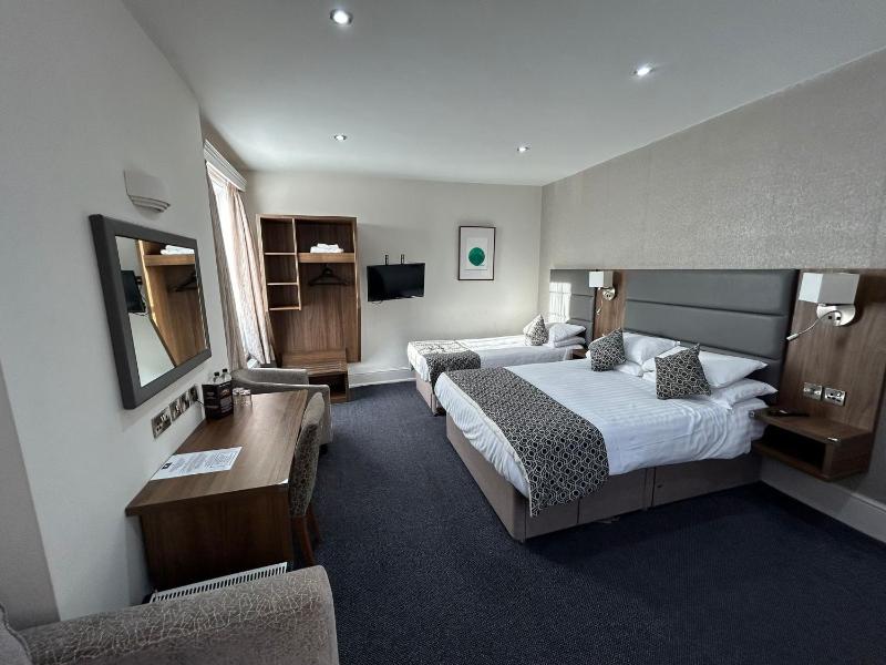Superior Quadruple Room image 2