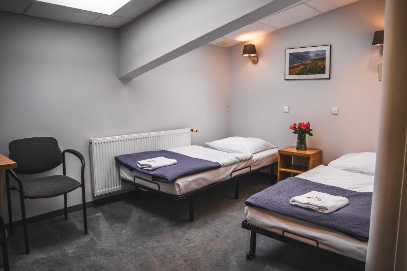 Twin Room image 4