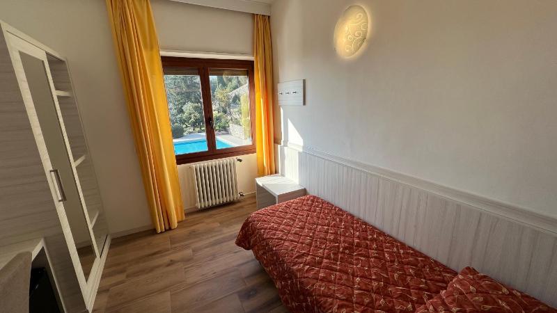 Deluxe Single Room with Lake View image 4
