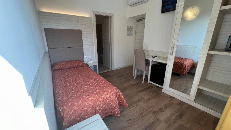 Deluxe Single Room with Lake View image 2