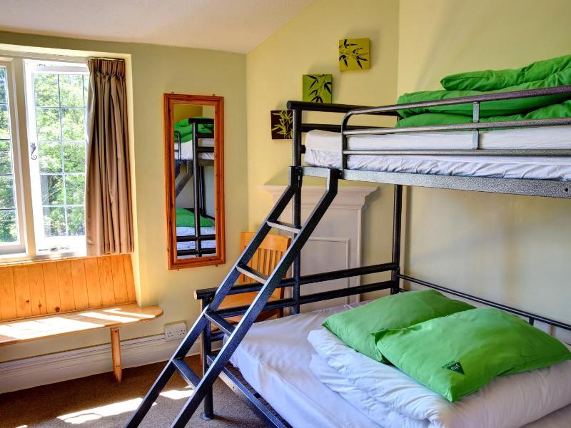 Dormitory Room with Shared Bathroom (5 Adults) image 1