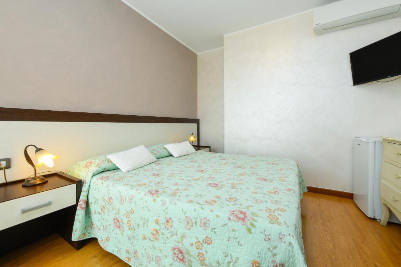Standard Quadruple Room image 4