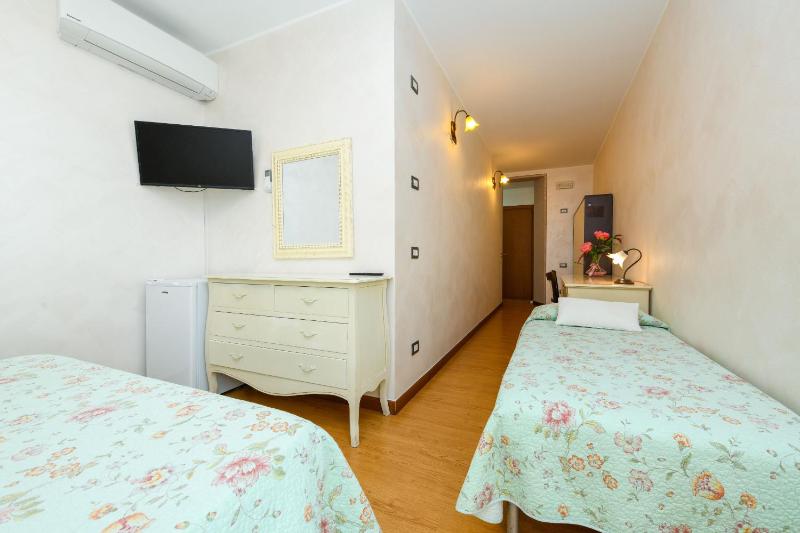 Standard Quadruple Room image 2
