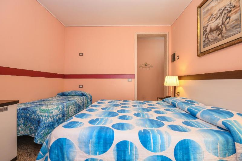 Standard Triple Room image 4